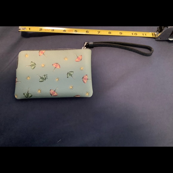 💙 EUC 💙 COACH Corner Zip Coin Case or Wristlet Blue Beach Umbrella Design⛱⛱ - Picture 4 of 7